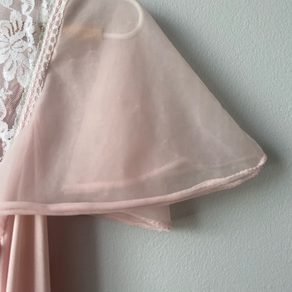 Vintage Silky Night Robe with Ruffled Sleeves and Lace Details Size Medium - Picture 11 of 13
